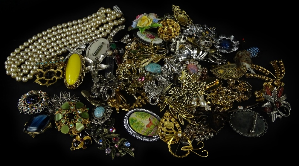 A quantity of vintage brooches, to include mainly stone set gilt metal, in porcelain floral