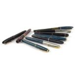 Various early plastic or Bakelite fountain pens, to include some Parker etc.