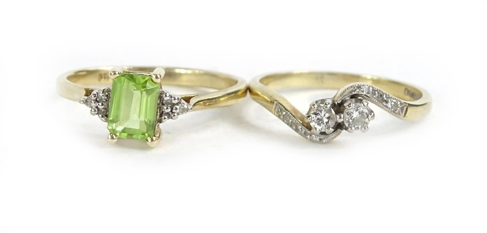 Two 9ct gold dress rings, to include a 9ct gold and diamond set twist ring, and a 9ct gold peridot