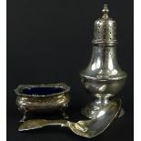 A collection of small silver, to include a caddy spoon, a rectangular salt, and a pepper pot, 3½oz.