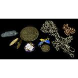 Various loose chains and brooches, to include a 9ct gold curb link chain, (AF), 3.7g, silver