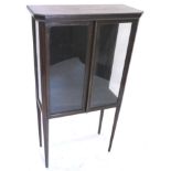 An early 20thC Continental mahogany and brass inlaid display cabinet, with two glazed doors, on