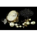 A small selection of jewellery, to include a cameo brooch of lady looking right in gilt metal
