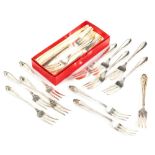 A George VI harlequin set of dessert forks, some plated, with shaped handles, 15cm W, Sheffield