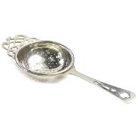 An Elizabeth II silver tea strainer, with a pierced handle, Birmingham 1963, 1oz.