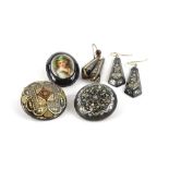 A small selection of Victorian and other jewellery, comprising a gilt metal and tortoiseshell