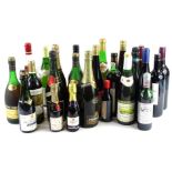 Miscellaneous bottles of wine, champagne etc., to include half bottle of Moet, small bottle of