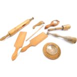 Kitchenalia treen, including a pair of butter pats, lemon squeezer, rolling pin, meat mallets,