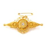 An Edwardian 15ct gold and diamond set brooch, verso memorium engraved, Chester 1903, 5.6g.
