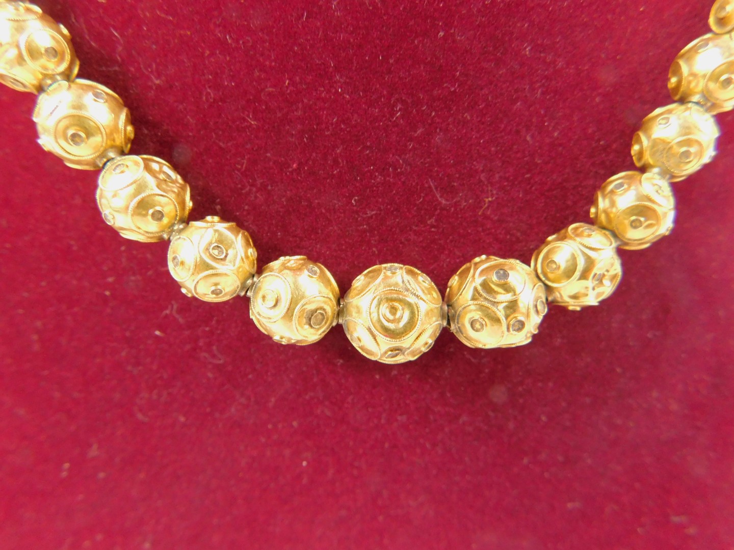 A Continental early 20thC necklace, of graduated ornamental yellow metal balls, on a barrel clasp, - Image 2 of 2