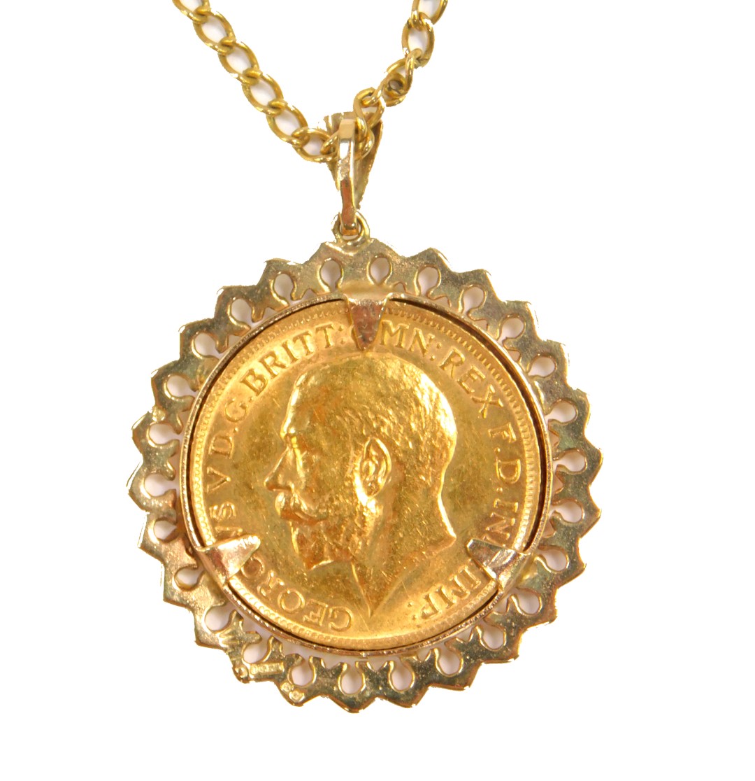 A George V gold sovereign 1913, in a 9ct gold pendant mount, on chain, with bolt ring clasp, 15.2g - Image 2 of 3