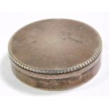 A George V silver pill box, of cylindrical form, the lid with a gadrooned edge, Birmingham 1917, 0.