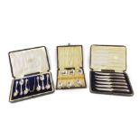 A set of six George V silver sugar spoons and a pair of sugar tongs, fancy pattern, cased,