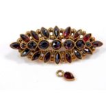 A Victorian garnet Trembleuse oval floral brooch, set in yellow metal, 2.8g.