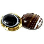 Two agate brooches, to include a Victorian bulls eye agate brooch, with bloom gold border, 4.5cm