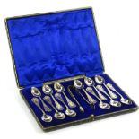 A set of George V silver teaspoons, with pierced scroll handles, Sheffield 1910, with tongs, 12cm W,
