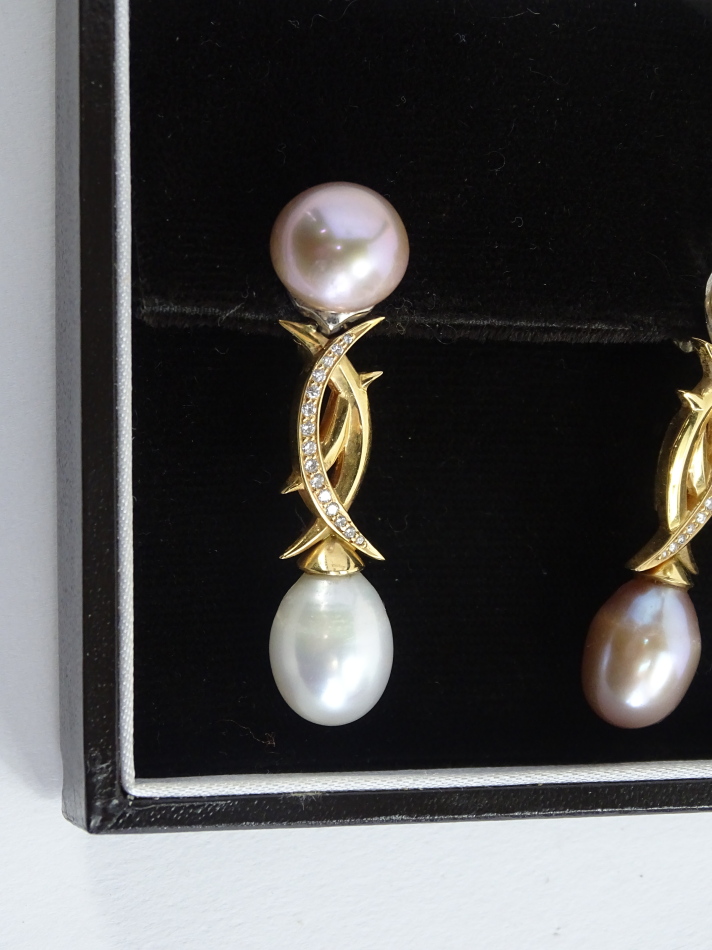 A pair of 18ct gold South Sea pearl set drop earrings, the top pink coloured pearl, set in white - Image 2 of 2