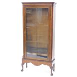 An early 20thC mahogany bookcase, with a moulded cornice, above a dental frieze and a single