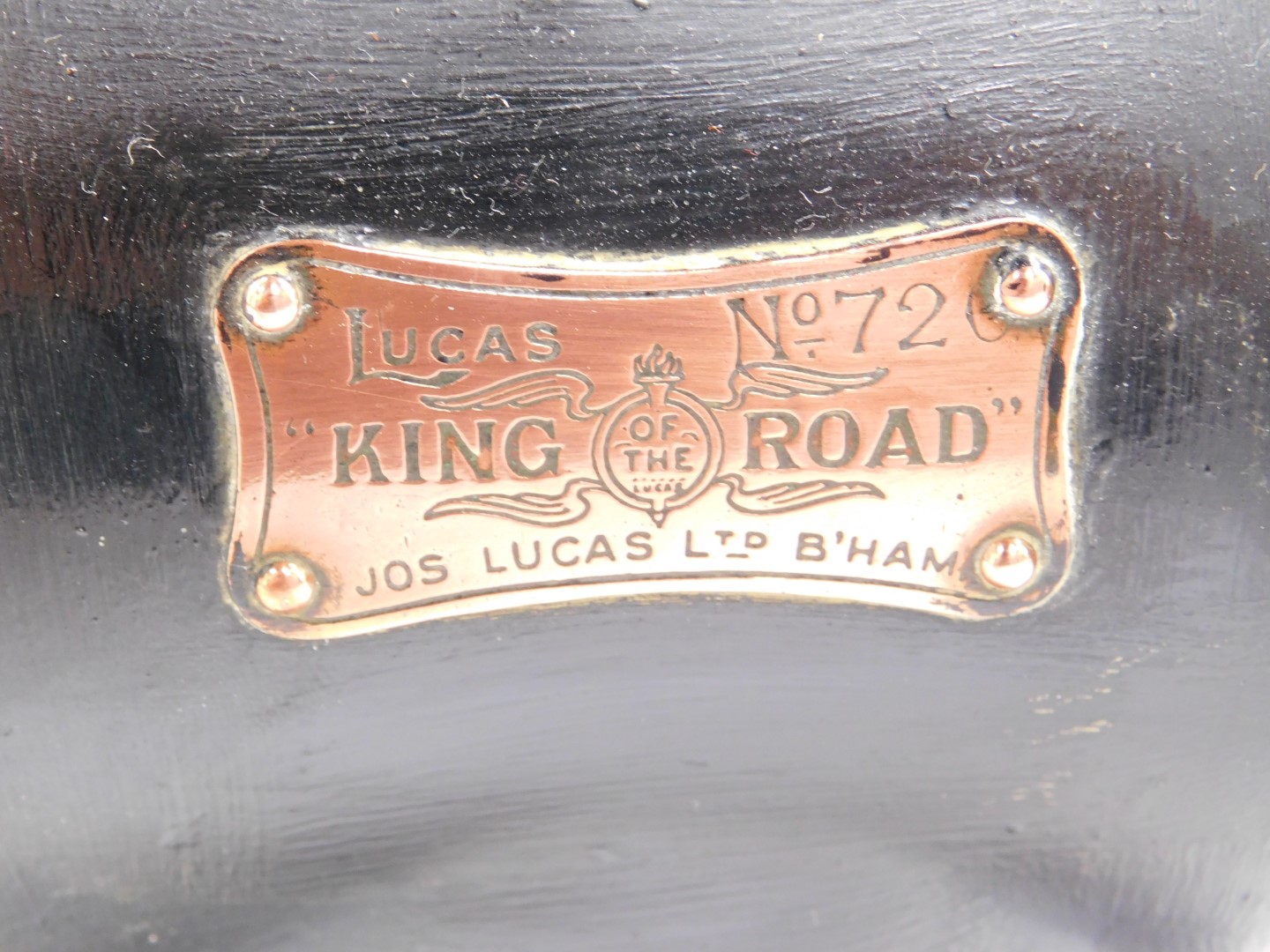 A brass and black painted Lucas 'King Of The Road' side lamp, No 726, with brass loop handle, 26.5cm - Image 5 of 7