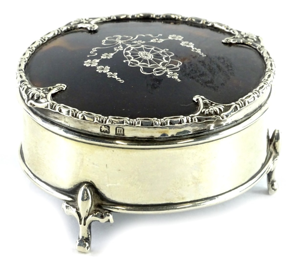 A George V silver and tortoise-shell circular trinket box, the hinged lid with piquet decoration