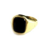 A 9ct gold gent's signet ring, set with rectangular black agate stone, makers stamp W M, ring size