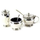 An associated three piece silver cruet, comprising pepper pot, salt and mustard pot, 4¾oz.