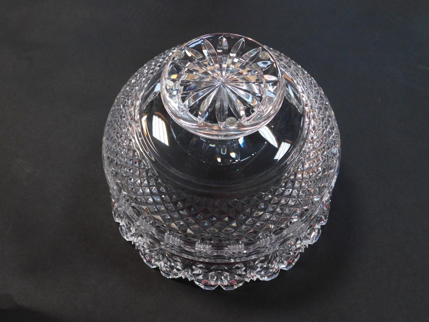 A Waterford cut glass fruit bowl, decorated in the King's pattern, etched mark, 26cm Dia. - Image 5 of 5