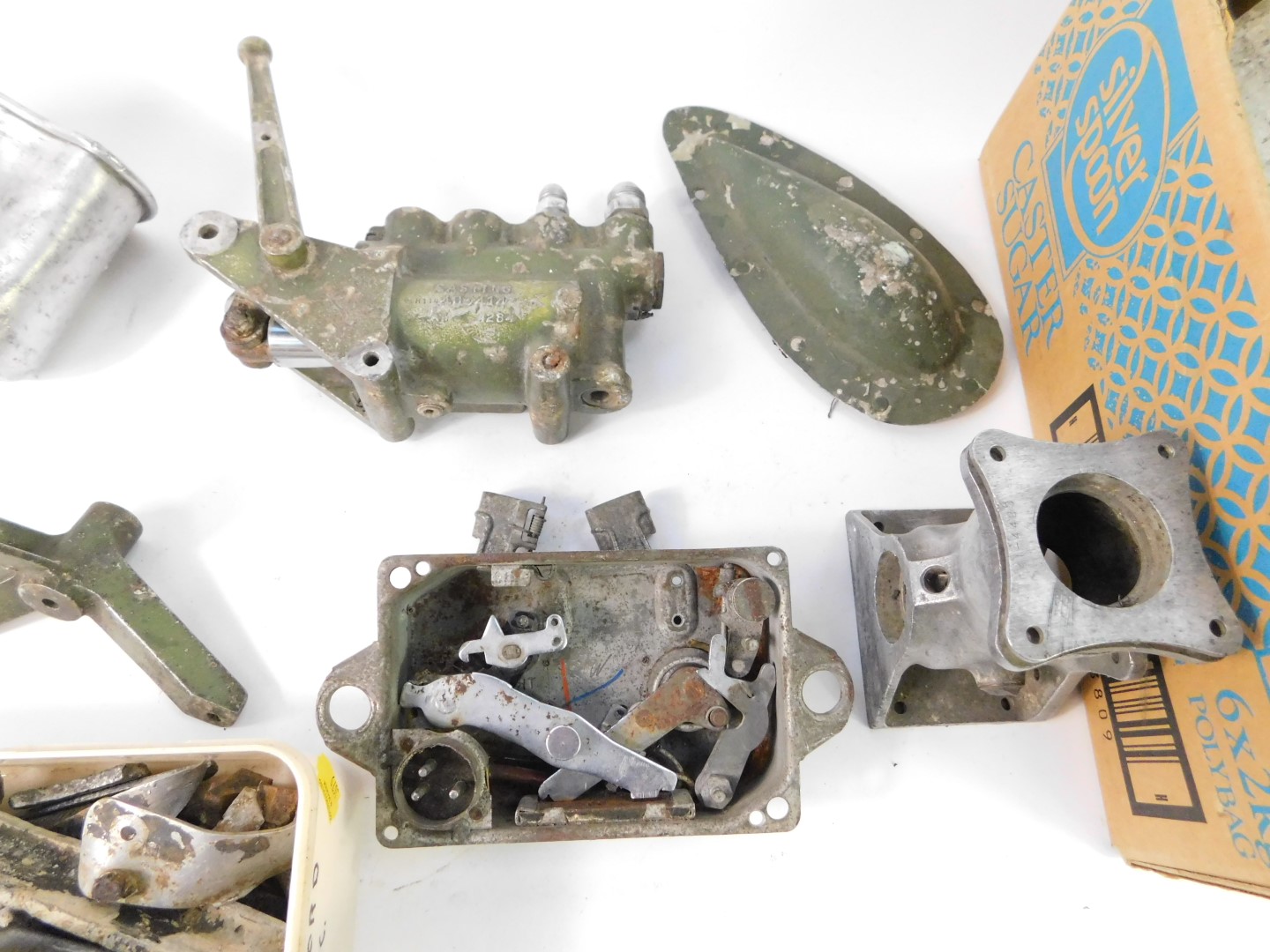 A WWII USAAF release bomb rack, type A-2, further machinery and castings, parts of fuselage, etc, - Image 3 of 7