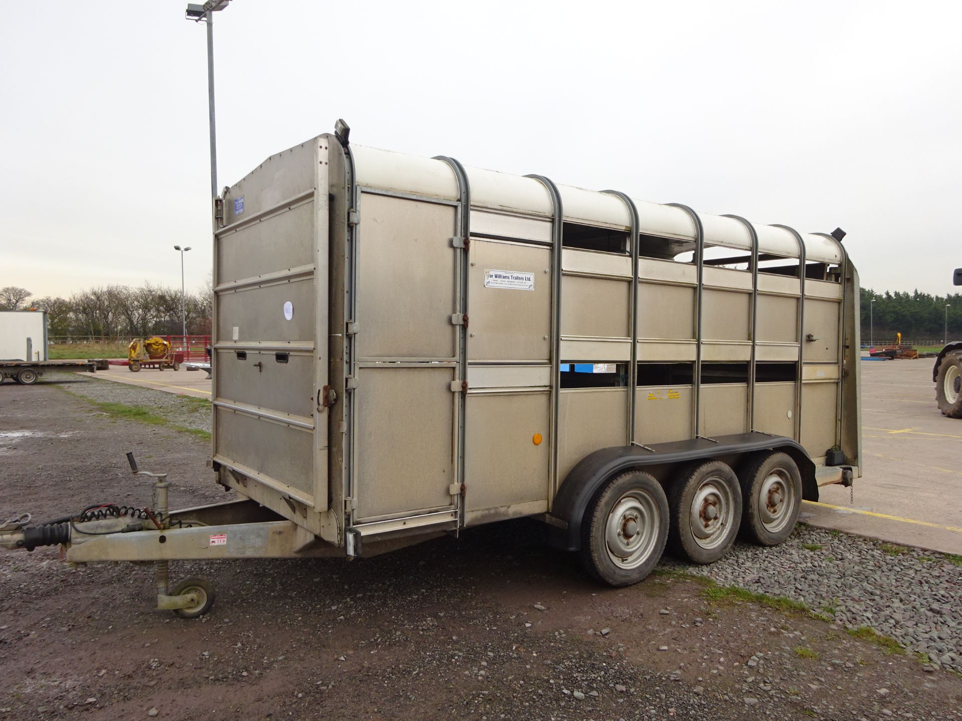 IFOR WILLIAMS LIVESTOCK TRAILER WITH EASY LOAD PARTITIONS