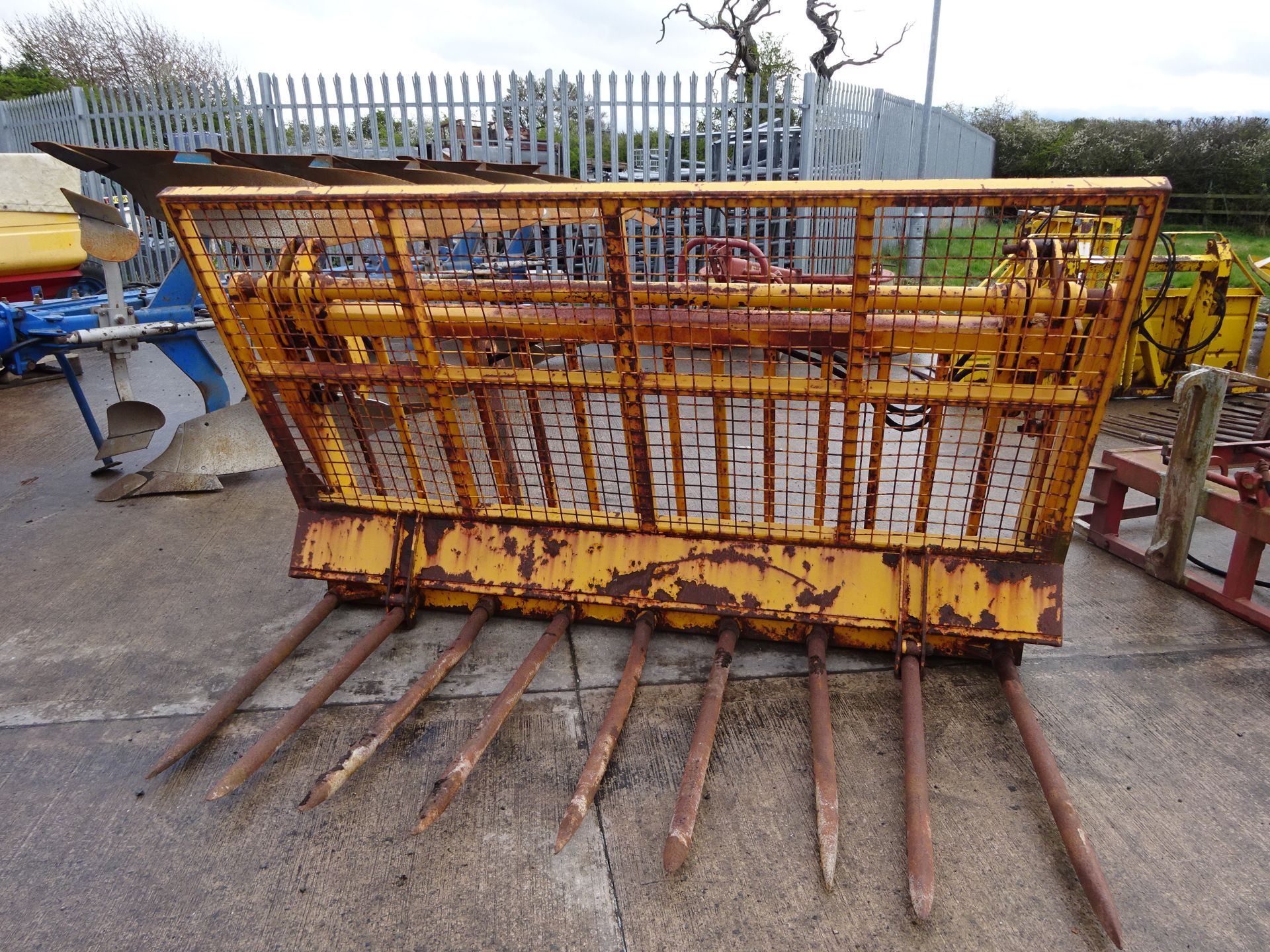 MUCK FORK WITH JCB BRACKETS - Image 2 of 2