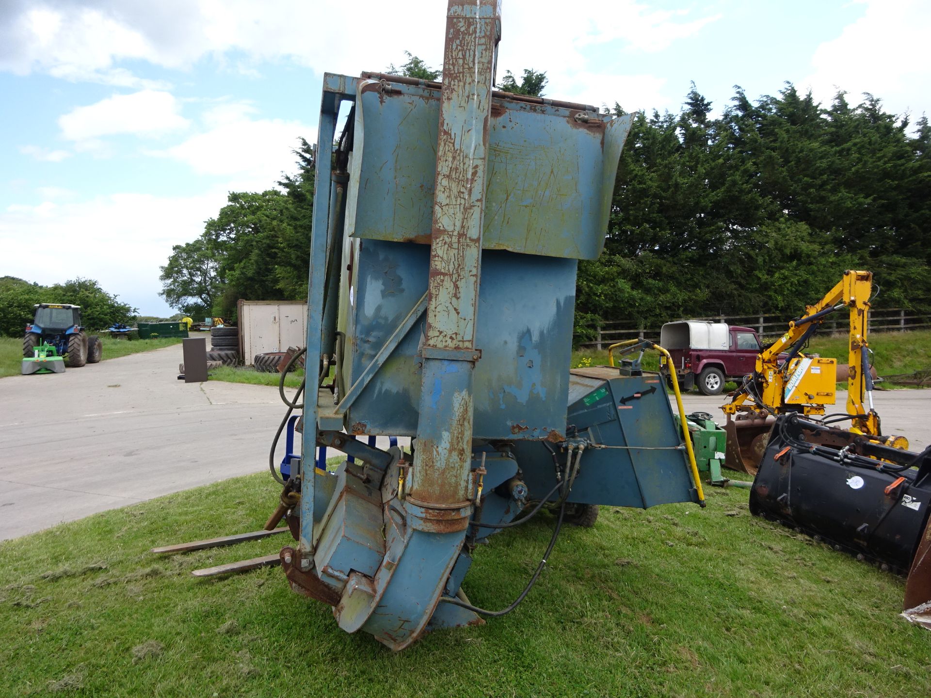 PTO WOOD CHIPPER C/W SELF LOADING BIN HYDRAULIC TIPPING