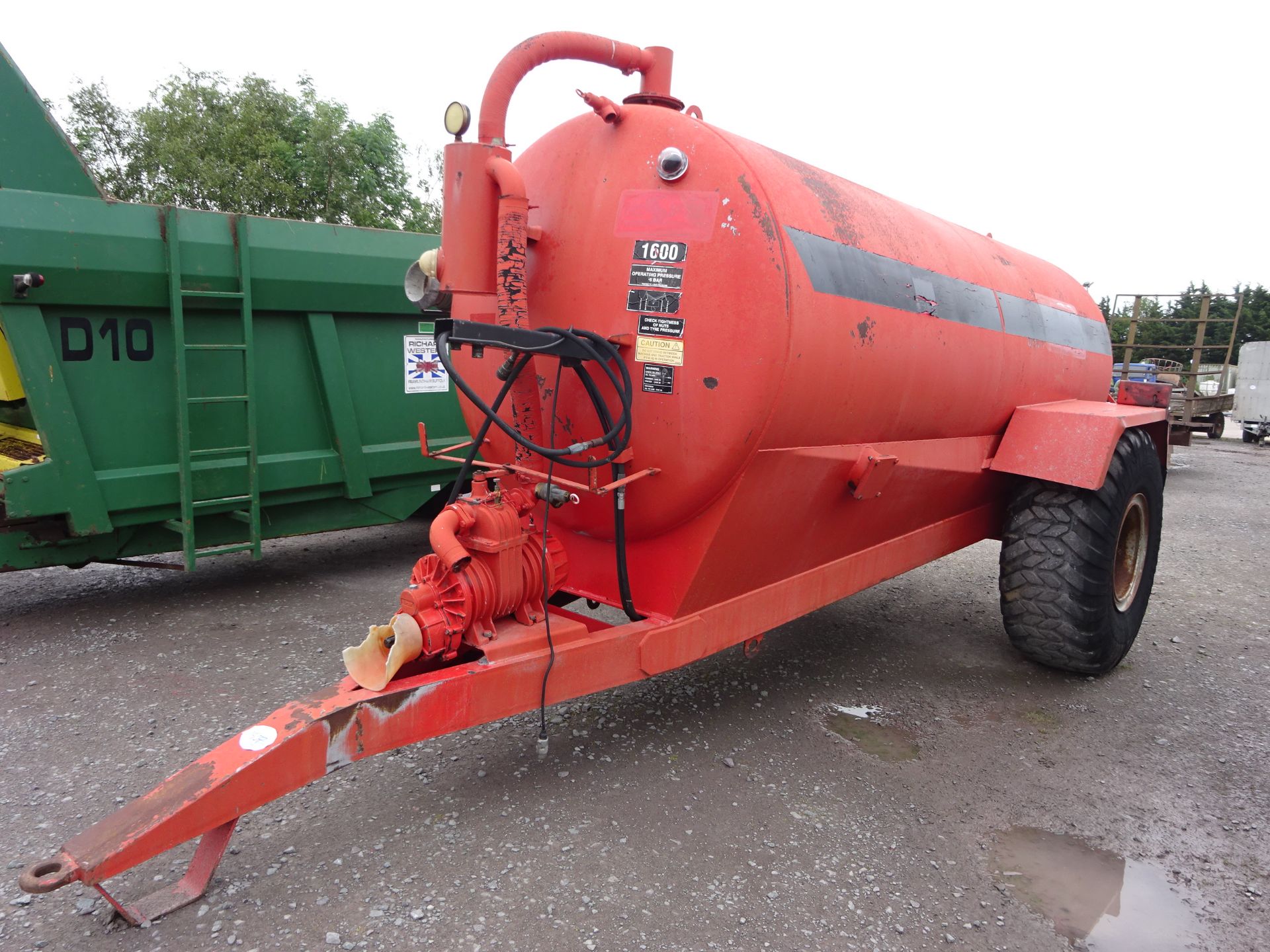 HI SPEC 1600 GAL VACCI TANKER