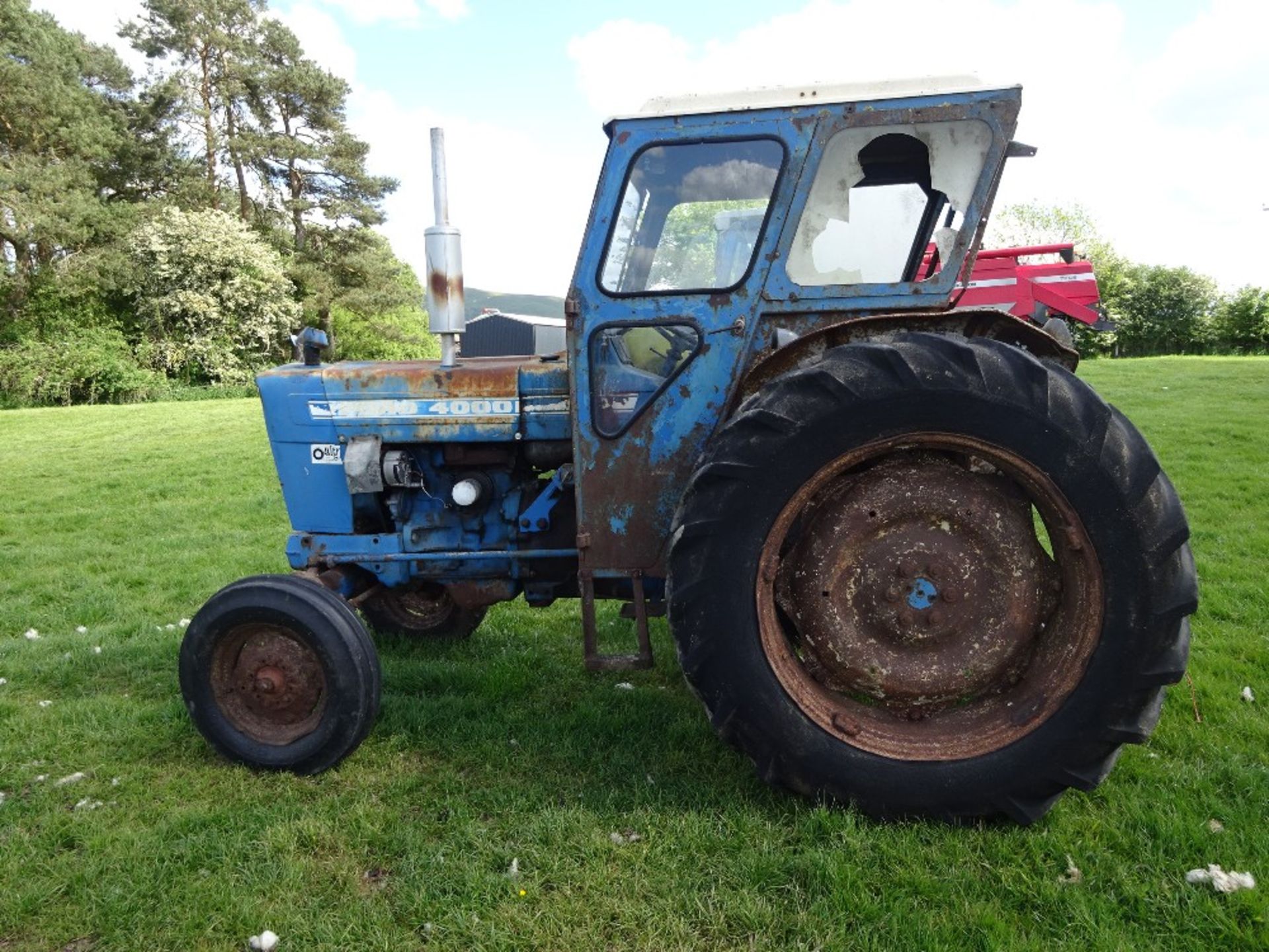 FORD 4000 2 WD TRACTOR - Image 2 of 6