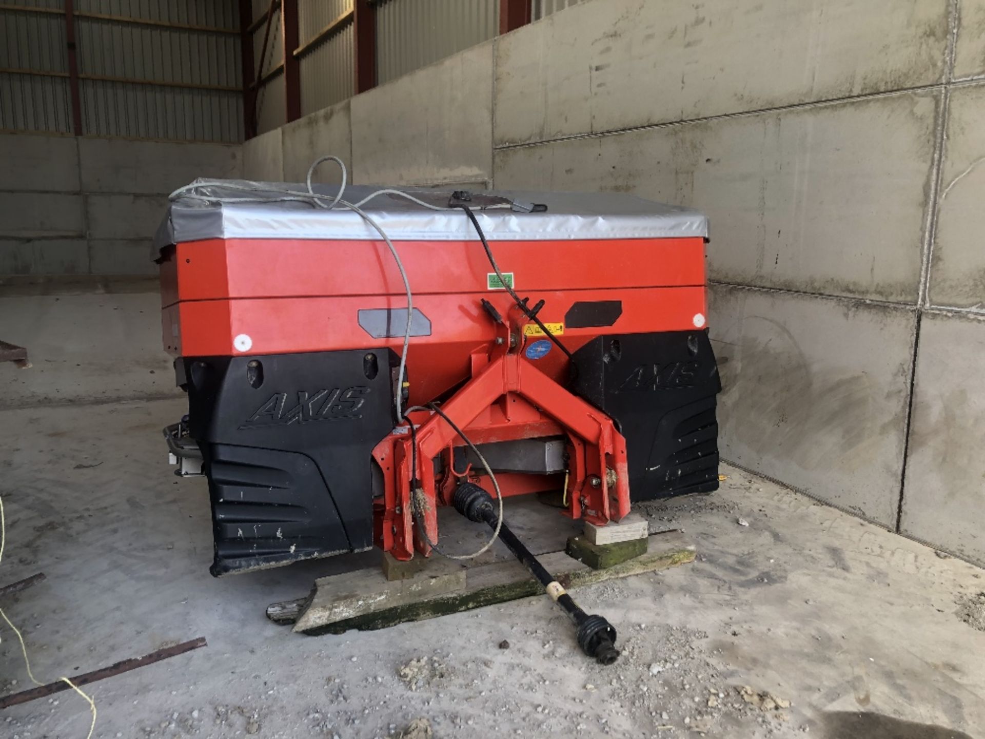 KUHN AXIS 40.1 FERTILISER SPREADER , 2100L TANK, ELECTRONIC WEIGHING TELMAT HEADLAND ATTACHMENT