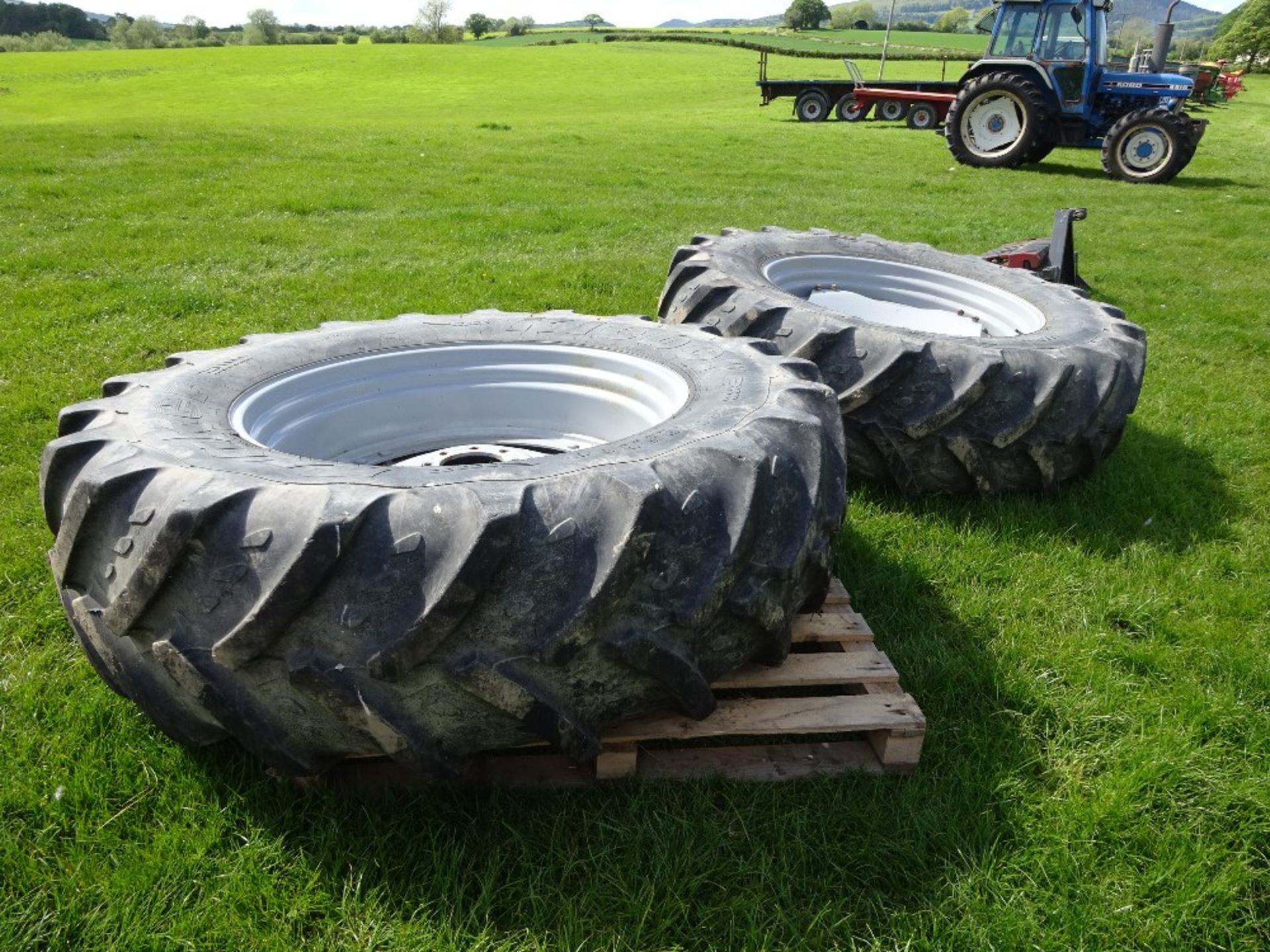 PAIR OF WHEELS 460/85 R38 TO FIT MF TRACTOR - Image 4 of 4