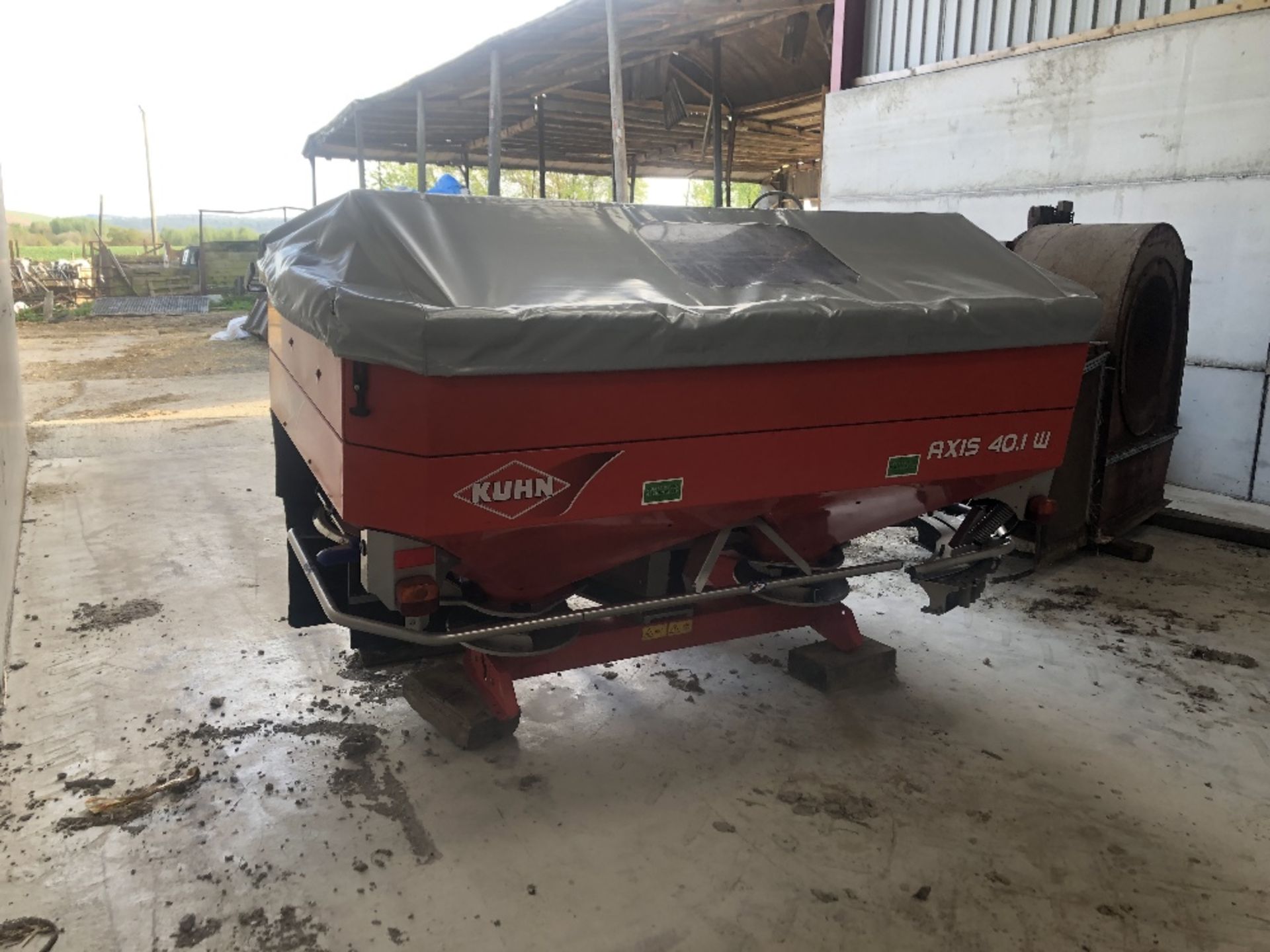 KUHN AXIS 40.1 FERTILISER SPREADER , 2100L TANK, ELECTRONIC WEIGHING TELMAT HEADLAND ATTACHMENT - Image 2 of 3