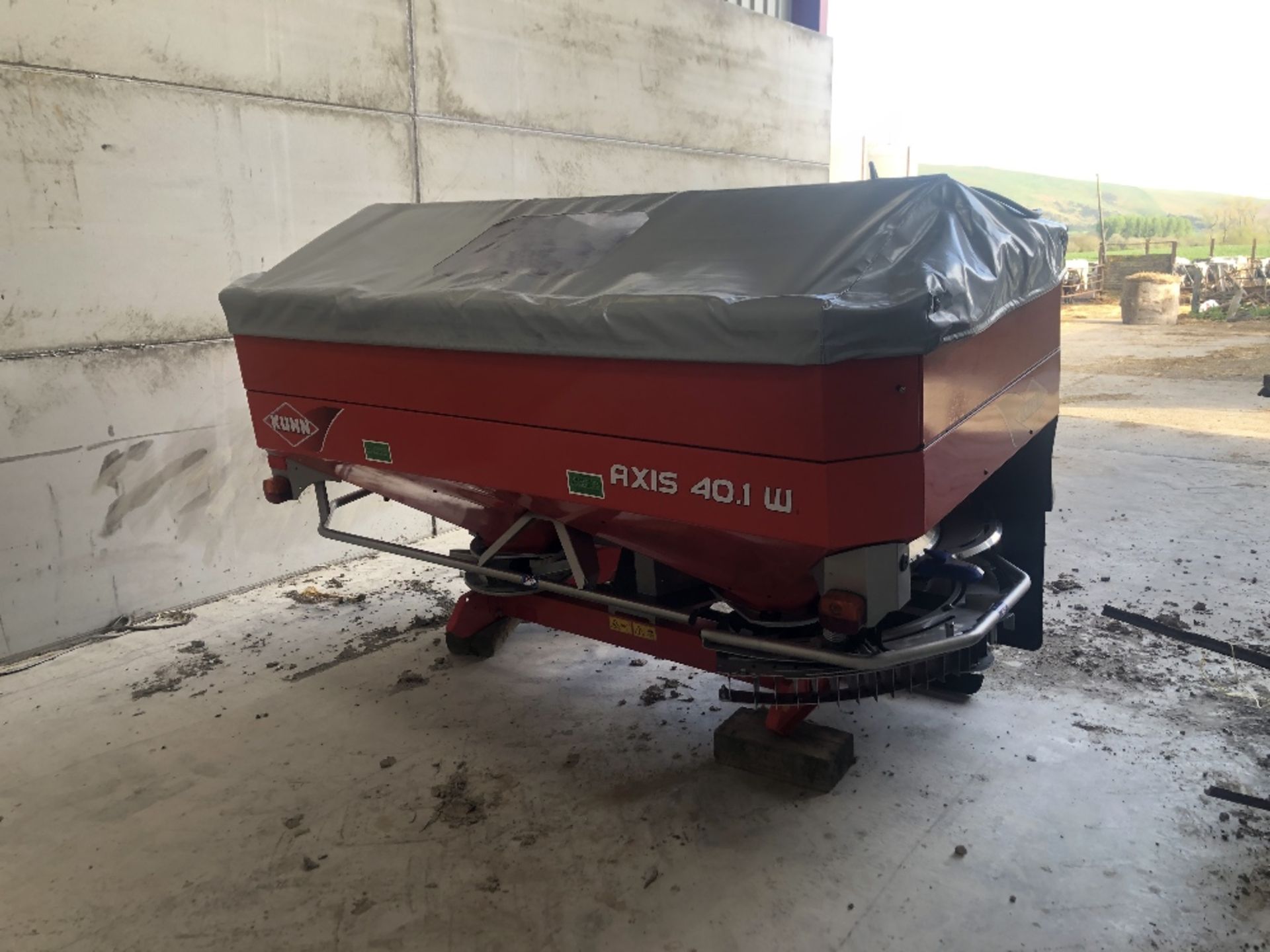 KUHN AXIS 40.1 FERTILISER SPREADER , 2100L TANK, ELECTRONIC WEIGHING TELMAT HEADLAND ATTACHMENT - Image 3 of 3