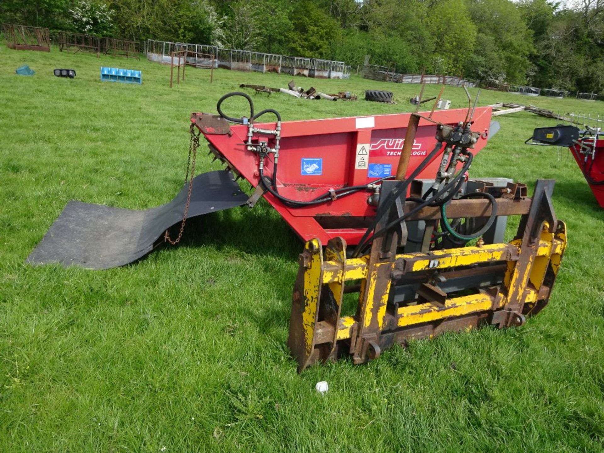 SQUIRE ROUND BALE UNROLLER C/W JCB Q FIT BRACKETS - Image 2 of 3