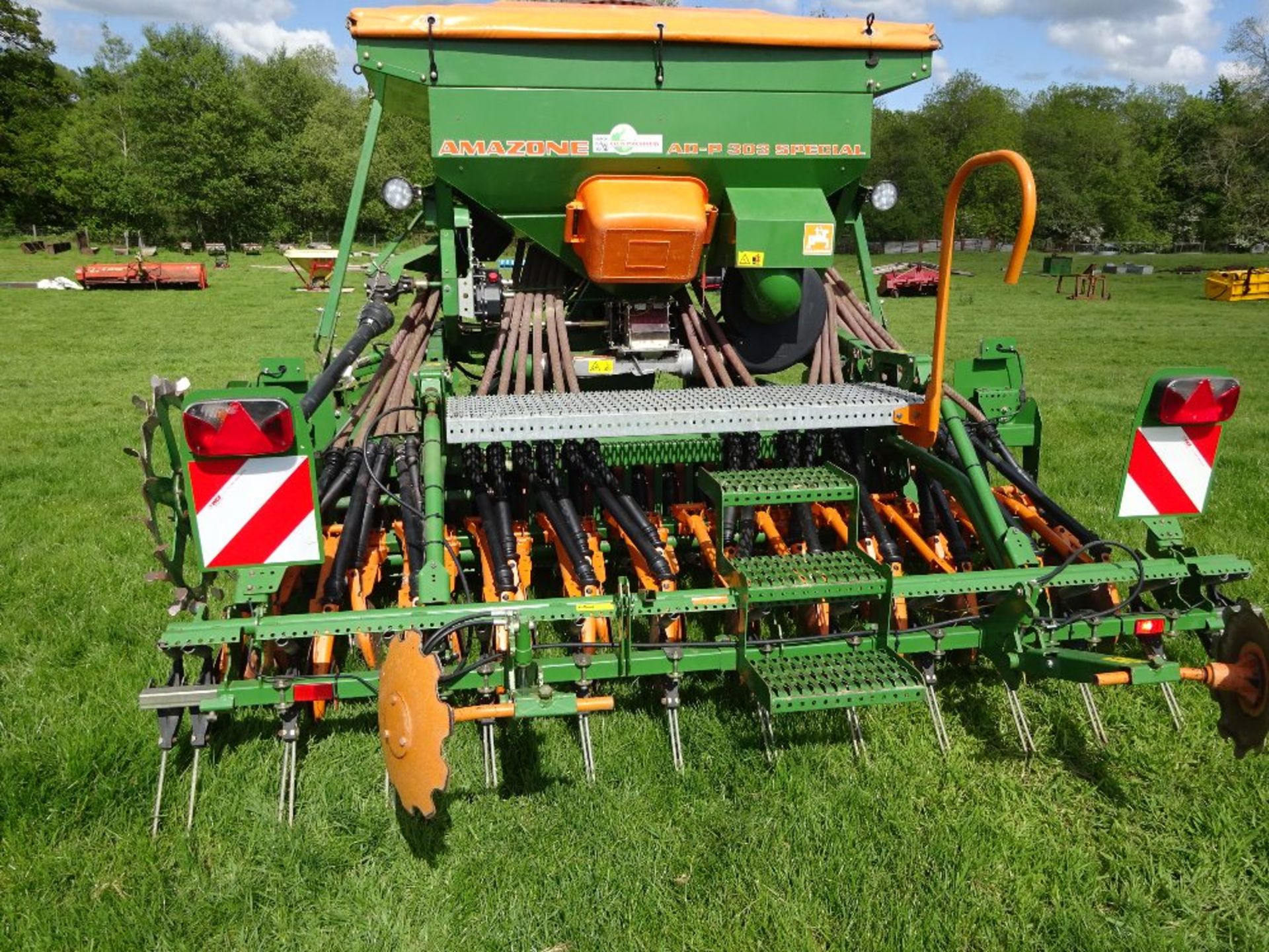 2008 AMAZONE COMBINATION DRILL AD-P 303 SPECIAL C/W PRE- EMERGENCE MARKERS - Image 2 of 5