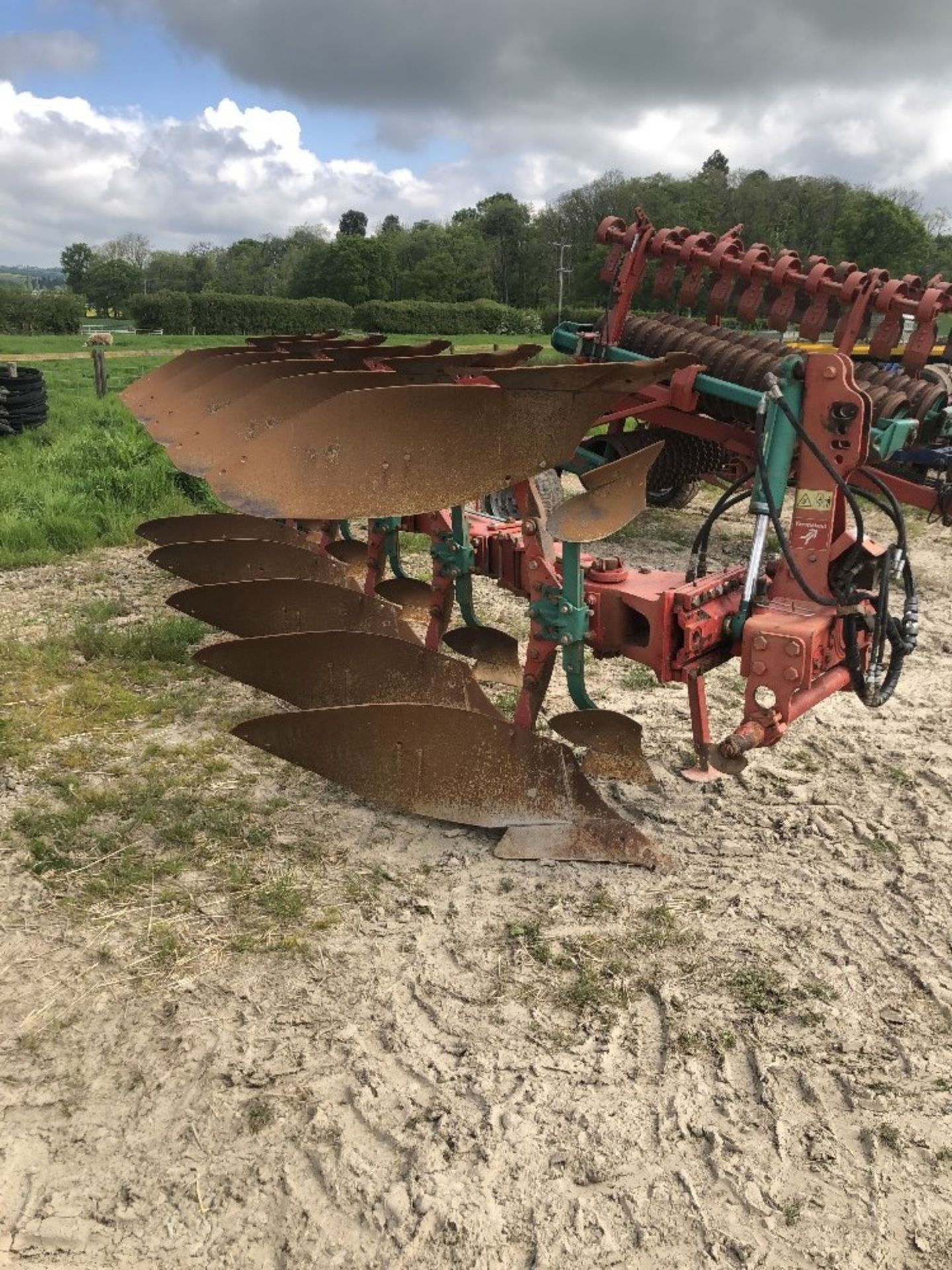 KVERNLAND LS95 5 FURROW REVERSIBLE PLOUGH WITH WIDE LAND WHEEL,KNOCK ON POINTS AND NEW MOULD