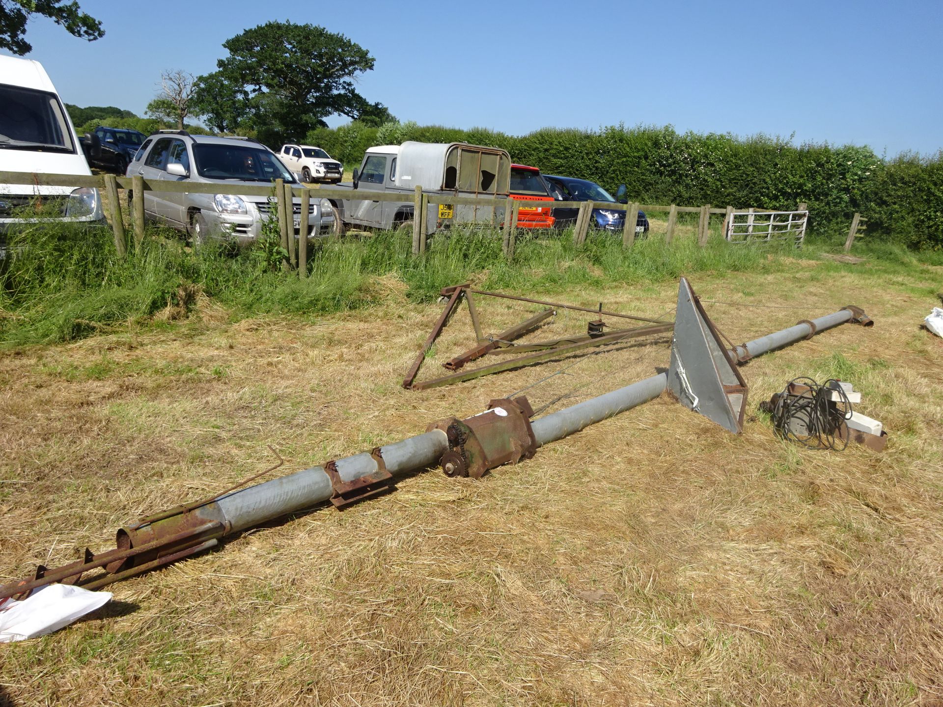 SIOLO STORAGE SYSTEMS LTD AUGER ON FRAME WITH CASTEROR WHEELS, INCLUDES HOPPER  34.5" LONG APPROX