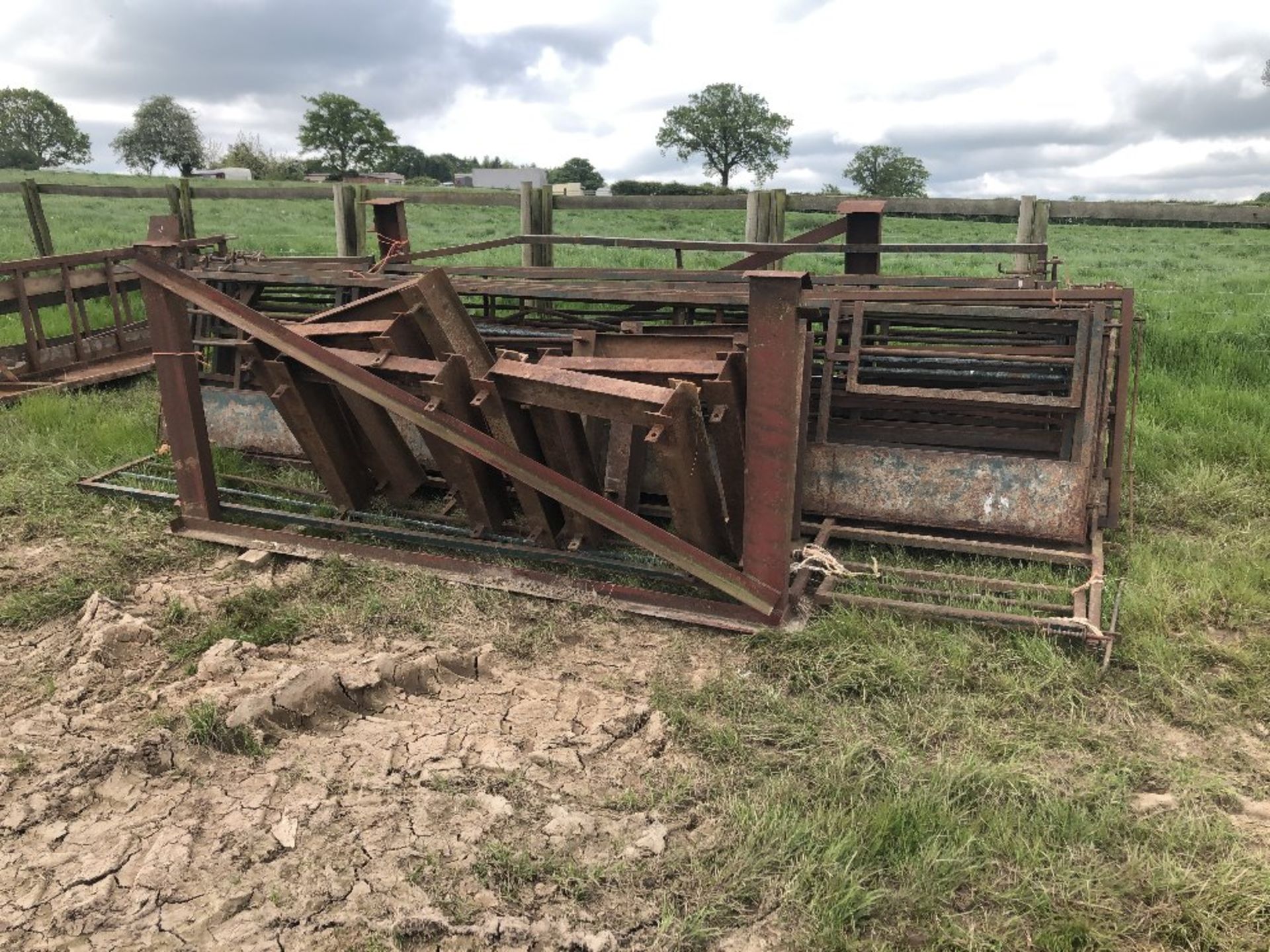 MOBILE SHEEP FEEDING PENS