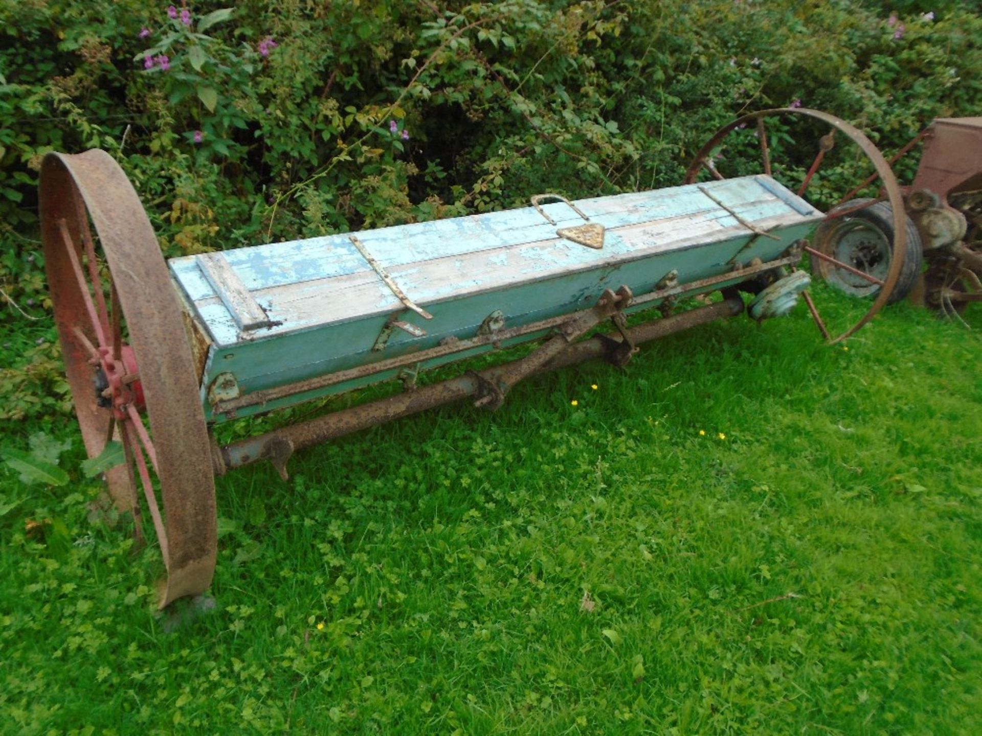 VINTAGE SEED / FERTILISER SPREADER