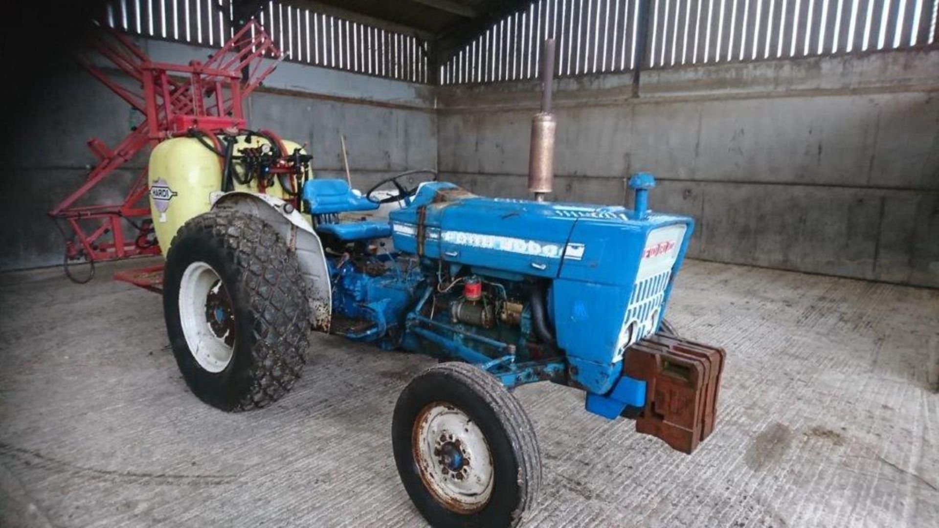 FORD 3000 TRACTOR 3600 HOURS ORIGINAL TURF TYRES BELIEVED TO BE 1970'S GOOD WORKING ORDER SPENT LIFE