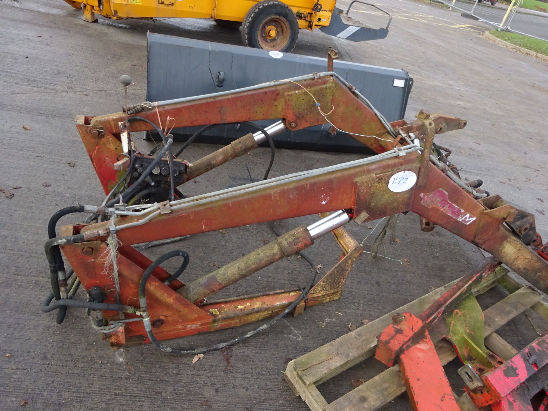 MF LOADER AND BRACKETS 100 SERIES