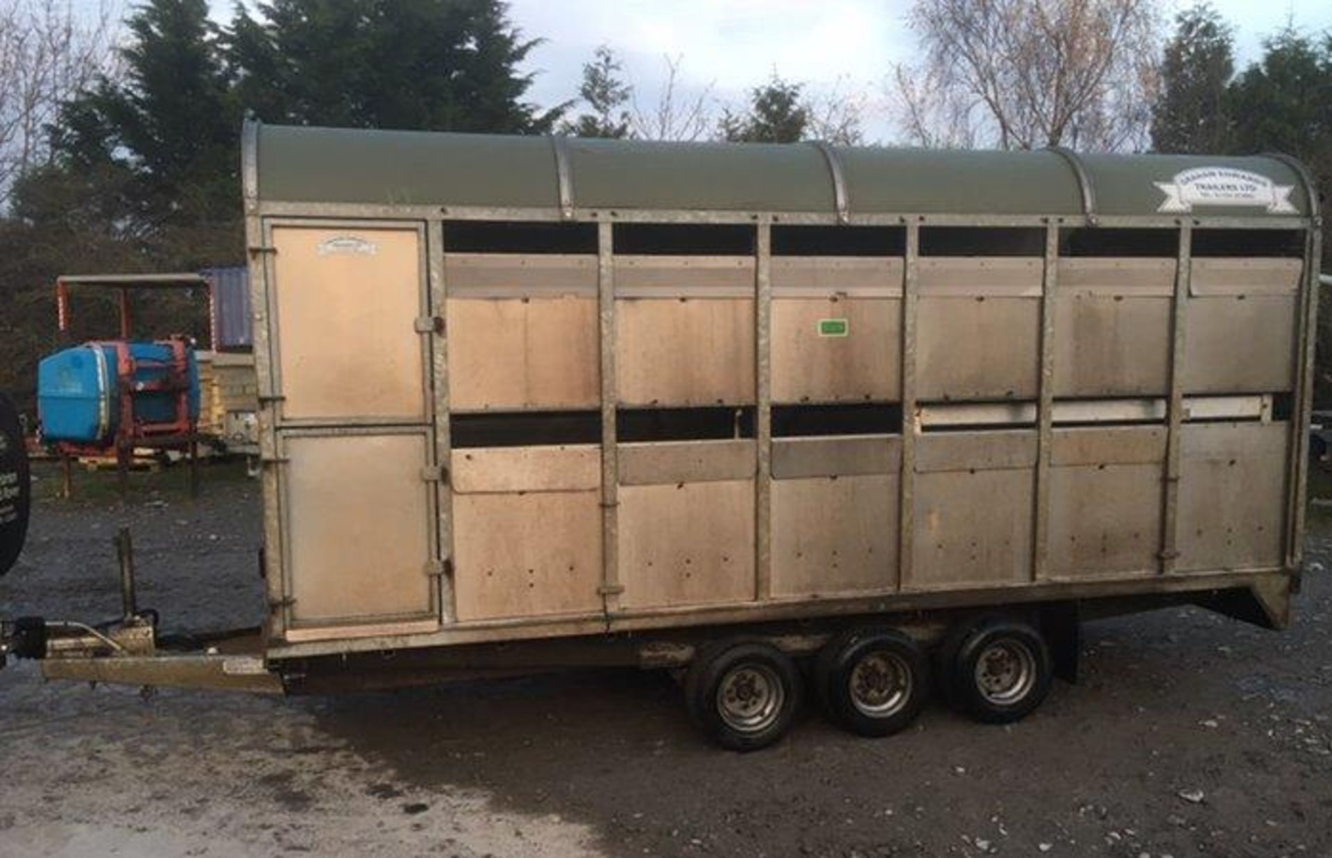 14FT TRI AXLE GRAHAM EDWARDS STOCK BOX C/W CATTLE DOOR