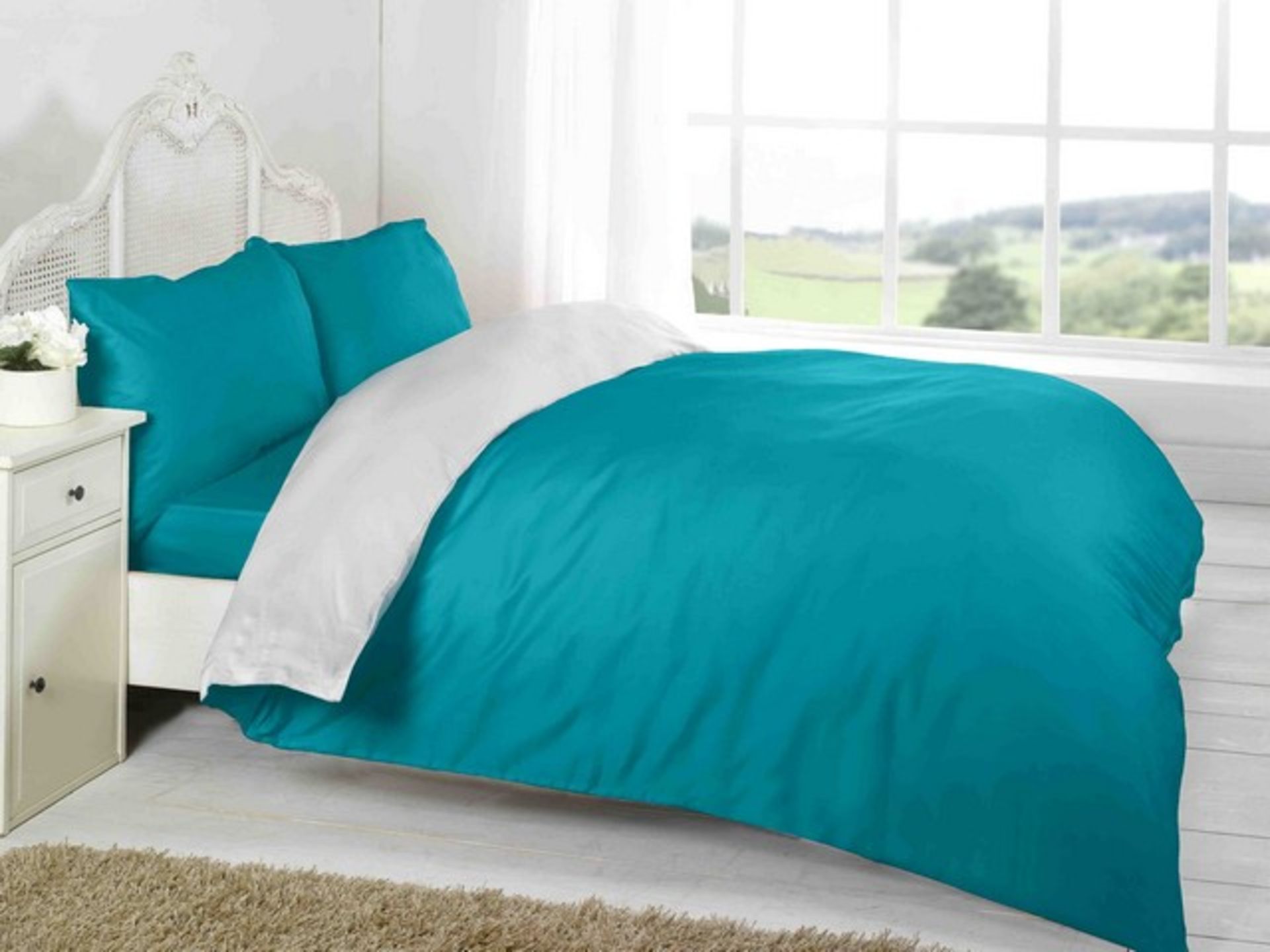 V Brand New King Size Complete Teal/White Reversible Bed Set with Duvet Cover - 2 Pillow Cases and