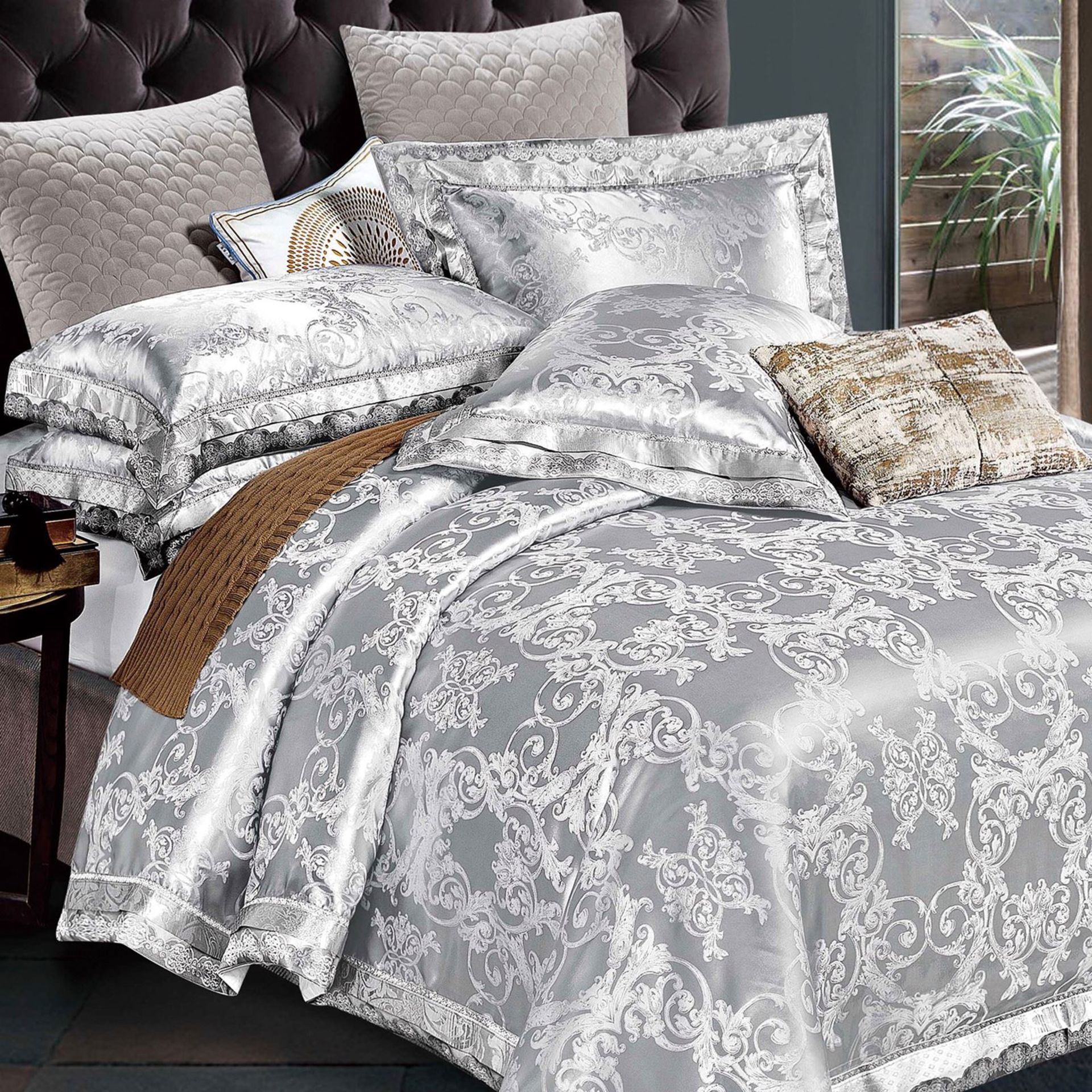 V Brand New Laura Secret Double Bed Valencia Silver Jacquard Duvet Set