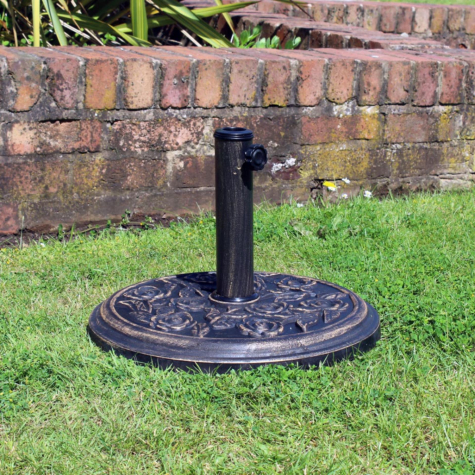 V Brand New 9Kg Cast Iron Effect Parasol Base - Bronze Colour Decorative Design - Dia 45Cm -