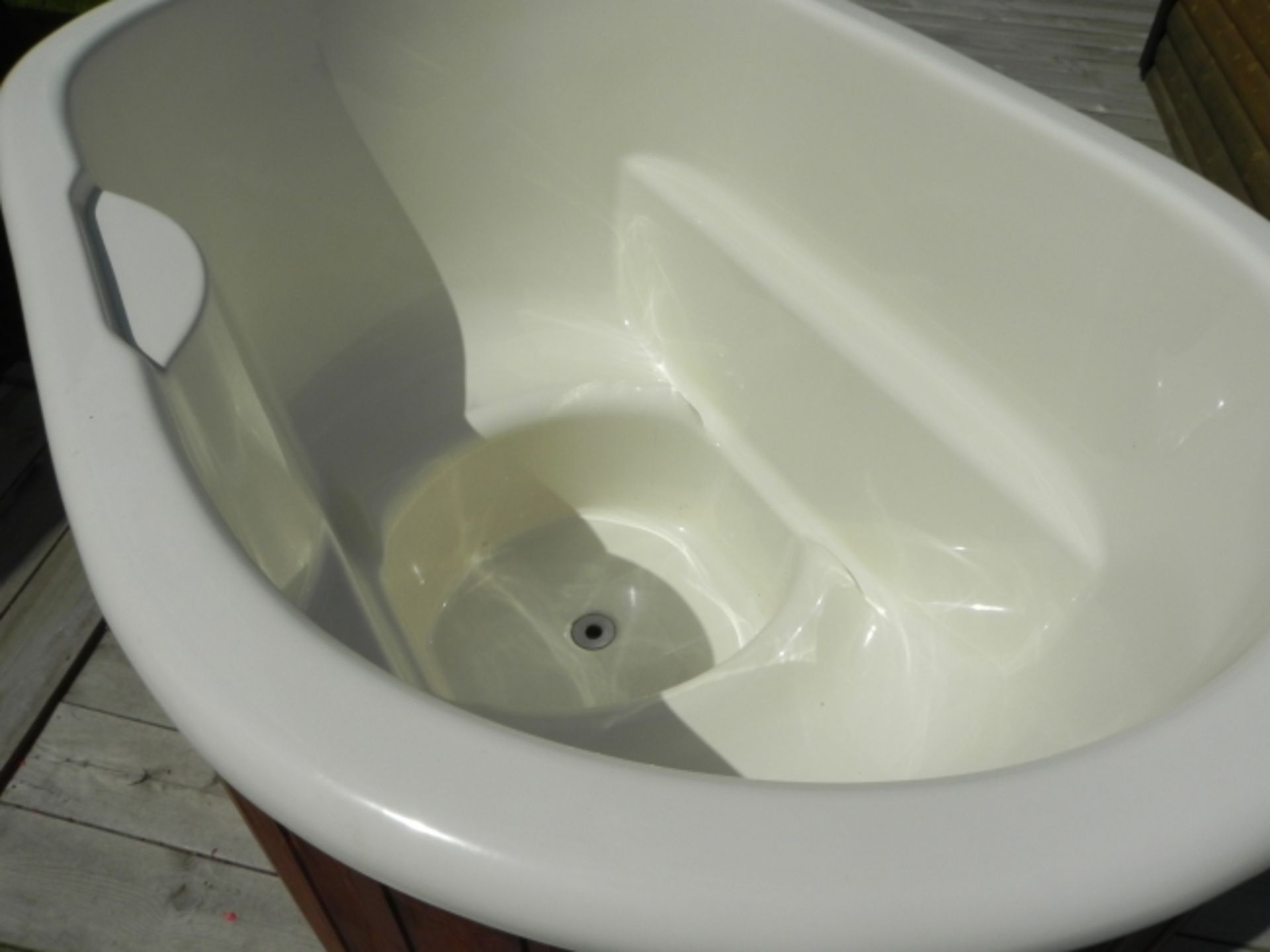 V Brand New Ofiru Hot Tub Fibre Glass Shell Hot Tub With Two Internal Benches - Fully Assembled 1. - Image 2 of 2